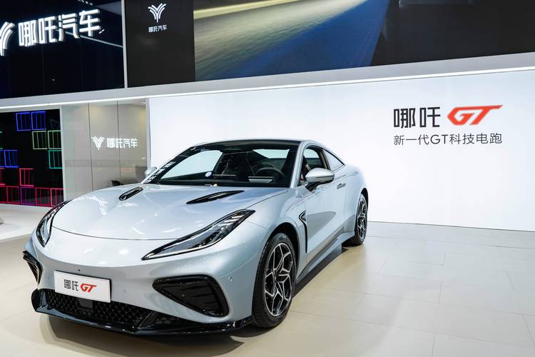 佛山134哪吒汽车在智能汽车领域的表现，领途汽车在新能源汽车市场中的影响力